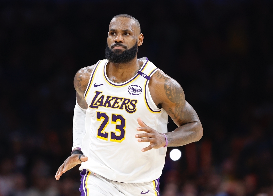 开云全站网站-弗莱：亚历山大肘击踢人还有罚球！詹姆斯根本没哨子！